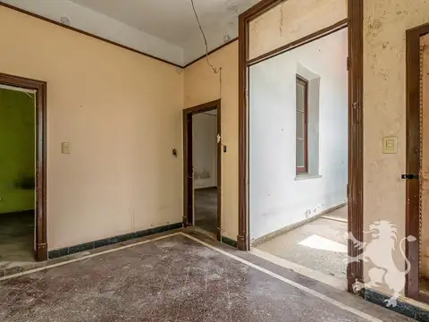 CASA - VENTA - 6 AMBIENTES - EXCELENTE LOTE CON AMPLIO FONDO - CHACARITA