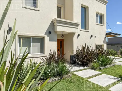 Casa 6 ambientes con 3 baños