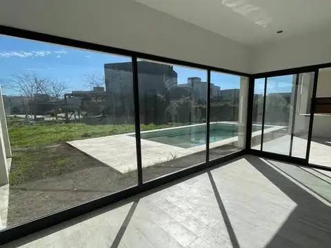 Venta casa con renta 4 ambientes con pileta en Cantón Islas.