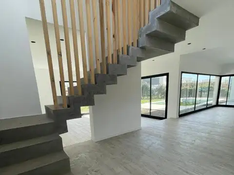 Casa en Venta con 4 cocheras