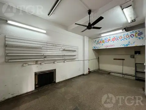 Venta Local Comercial en Barrio Monserrat, luminoso, amplio sotano, vitrina a la calle