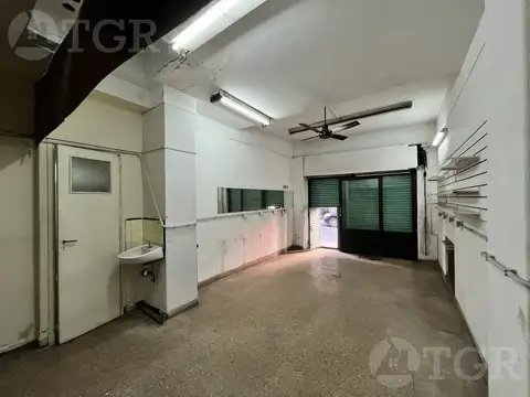 Venta Local Comercial en Barrio Monserrat, luminoso, amplio sotano, vitrina a la calle