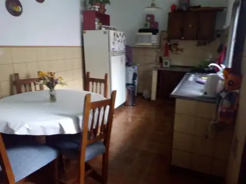 Casa 4 ambientes con 2 baños