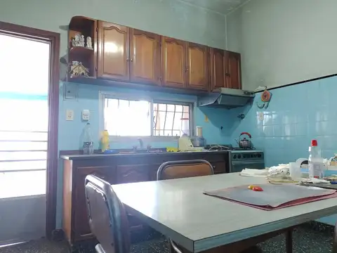 CASA ESQUINA 2 DORMITORIOS, DEPTO., PATIO Y ENTRADA DE AUTO