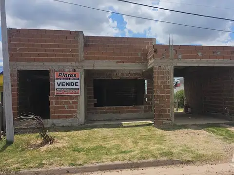 Casa a terminar sobre calle La Plaza, muy buena ubicación. SAN JOSE.