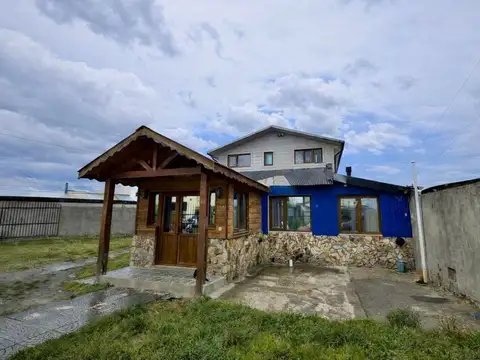 Amplia casa con patio y parrilla EN VENTA USHUAIA.