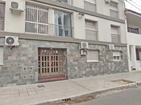 4 DE ENERO 1800 2º piso por escalera Departamento de 2 habitaciones y patio