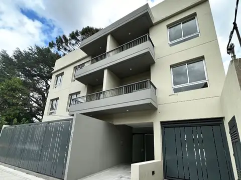 DEPARTAMENTO 2 AMBIENTES AMPLIO CON COCHERA