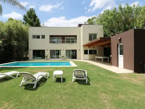 Casa 5 ambientes con 4 baños