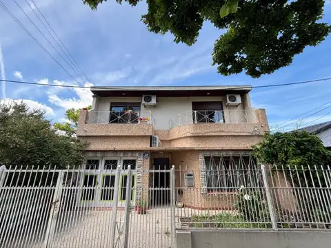 Amplia Casa Quinta de 6 ambientes con gran terreno en Longchamps