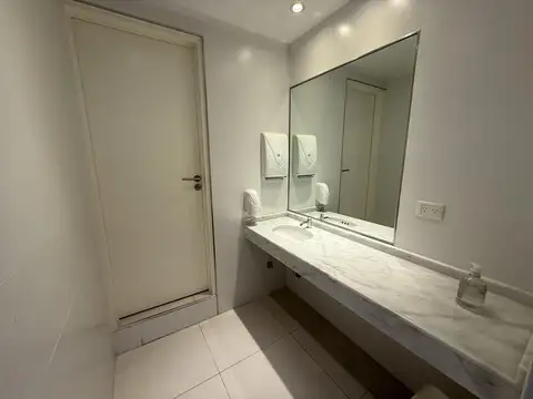 Oficina en Alquiler con 4 cocheras