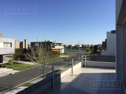 Casa en Alquiler Temporal con 4 cocheras