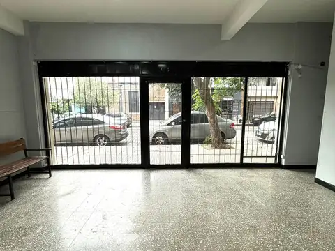 LOCAL S/EXPENSAS,30 MTS TOT,C/VIDRIERA,MIXTURA 4, EXC. UBICACIÓN A PASOS DE AV. SAN MARTÍN