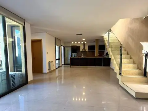 Casa 7 ambientes con 3 baños