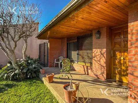 Casa en Venta con 2 cocheras