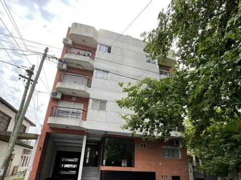 VENTA DE DEPARTAMENTO 2 AMBIENTES EN PLANTA BAJA CON DOS PATIOS.EN EXCELENTE ZONA RESIDENCIAL DE RAMOS MEJIA SUR
