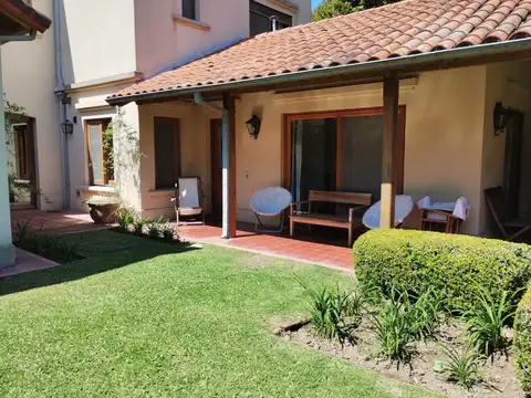 Casa en Alquiler Temporal con 2 cocheras