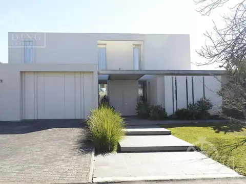 Casa en venta a la laguna en Barrio Náutico Albanueva