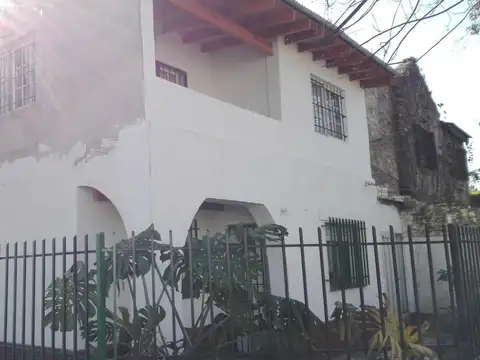 Casa en venta - 6 Dormitorios 3 Baños - Cochera - 300Mts2 - El Palomar