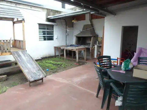 casa alquilada (consulte) - tiene galpon en el fondo de 80mts aprox -