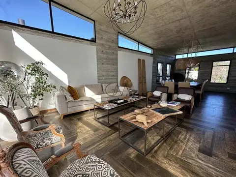 Casa 5 ambientes con 3 baños