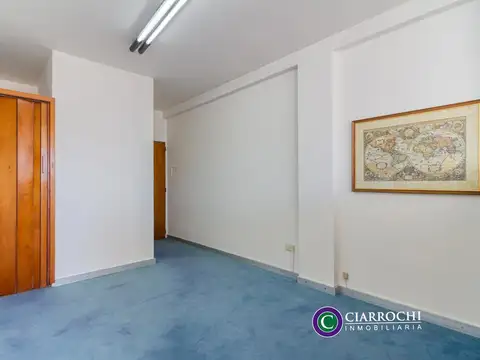 Piso Alto - Oficina Luminosa con Baño Privado, Baulera y Vista Abierta