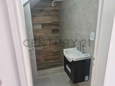 Alquiler duplex 120 M2, a 1 cuadra de Almirante Brown y a dos cuadras de la estación de Temperley.