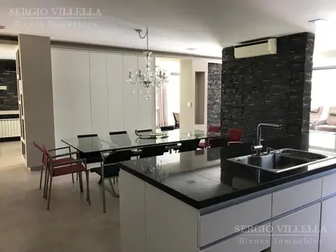 Casa 8 ambientes con 2 baños