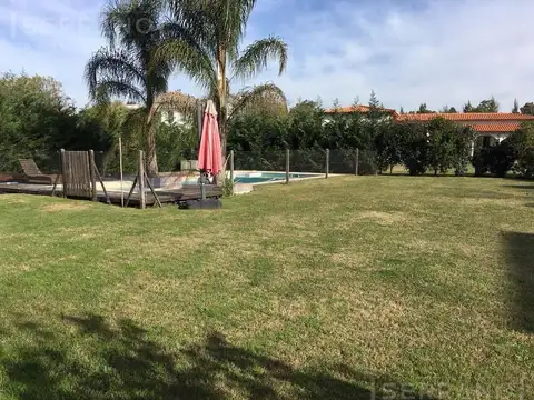 OAS. Venta de casa 3 dorm. Pileta Climatizada. Jakuzzi, Barrio Santa Teresa. Villa Nueva