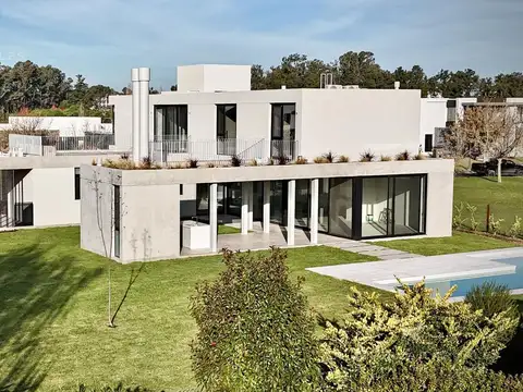 Casa en Venta con 2 cocheras