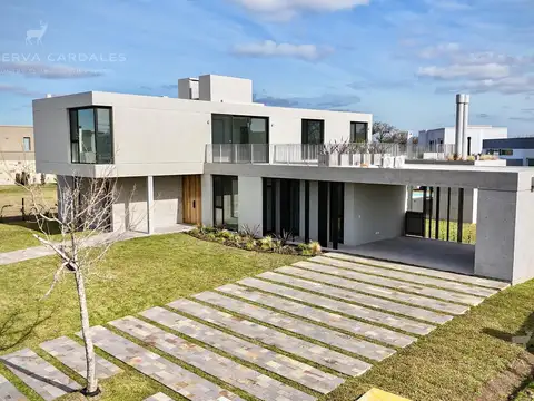 Casa en Venta con 2 cocheras