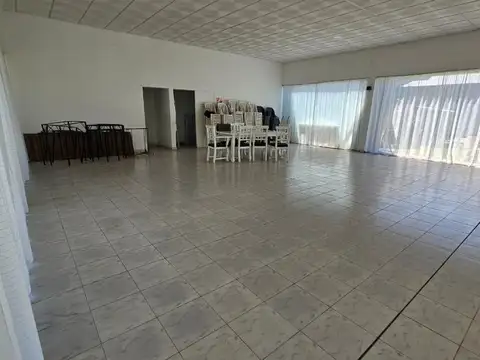 SE VENDE GRAN SALÓN COMERCIAL EN SAUCE VIEJO