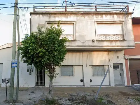 importante inmueble 4 departamentos , con jardin y entrada de coche