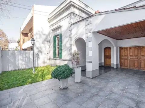 CASA 3 AMBIENTES VENTA BANFIELD JARDÍN Y COCHERAS