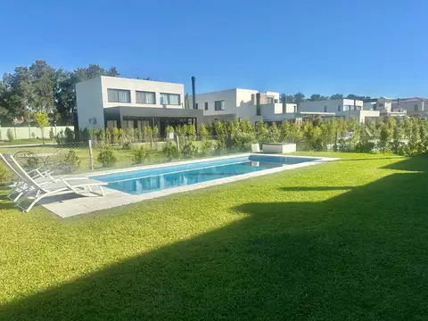 Casa amoblada en alquiler Carpinchos