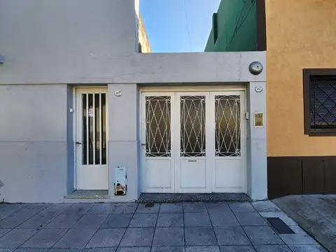 Casa 4 amb en venta c/cochera y patio apto crédito