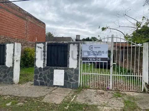 Lote de 300 m2 con casa a reciclar o demoler en venta en La Plata