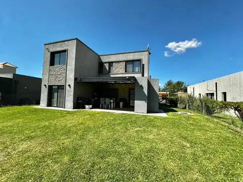 Casa 5 ambientes con 4 baños