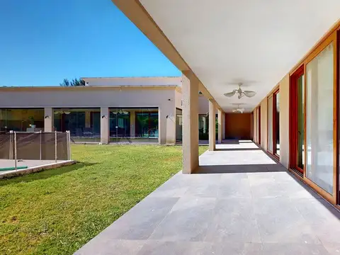 Casa en Venta con 2 cocheras