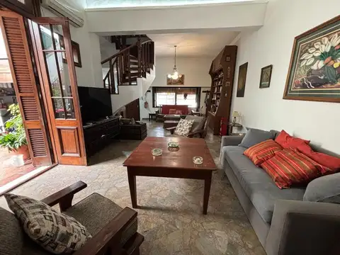 Venta Casa 6 Ambientes, con Patio y Terraza.