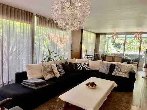 En vente excelente casa de una planta en Highland Park C. C, Pilar