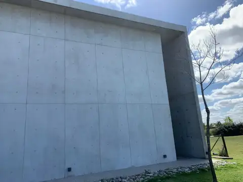 CASA HORMIGÓN 4 AMBIENTES CON PILETA Y PARRILLA