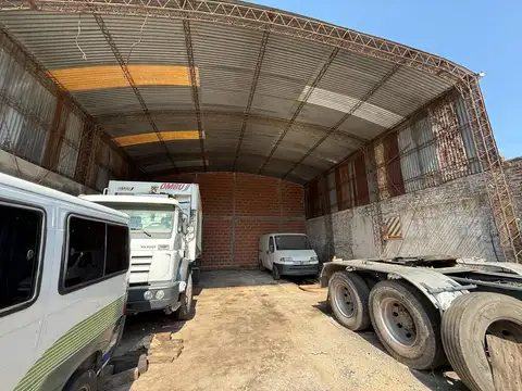 Venta de galpon semicubierto con oficina y baño.