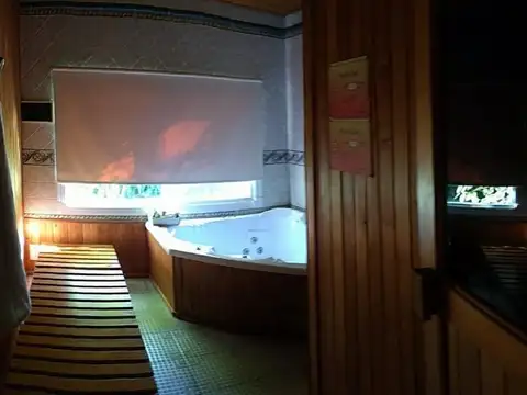 Edificio comercial en venta - 10 Dormitorios 5 Baños - 360 mts2 - Chascomus