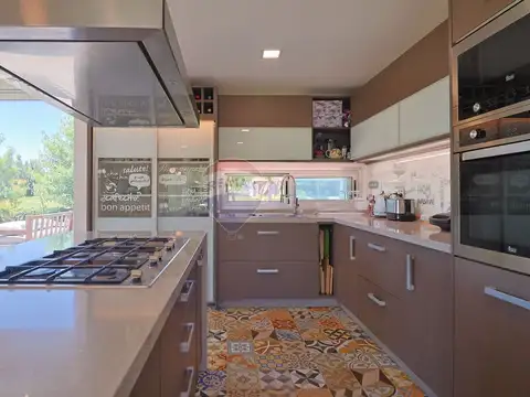 Casa 5 ambientes con 4 baños