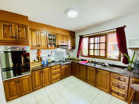 Casa de 7 dormitorios, quincho, gimnasio, cochera y pileta en Pichincha