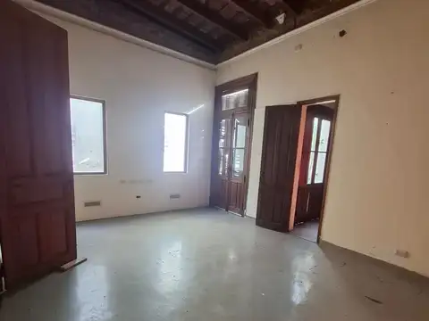 Excelente oportunidad en venta! PH con entrada independiente de 3 dormitorios y patio.  Estrategica zona de Flores.