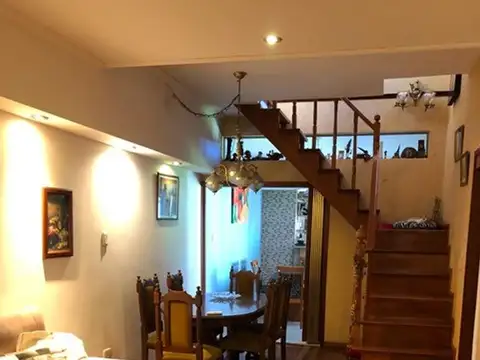 HERMOSA Y CONFORTABLE CASA DE 4 AMBIENTES, CASTELAR 