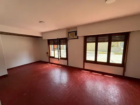 CASA CENTRICA-5 AMBIENTES-PATIO C/PARILLA-GARAJE 