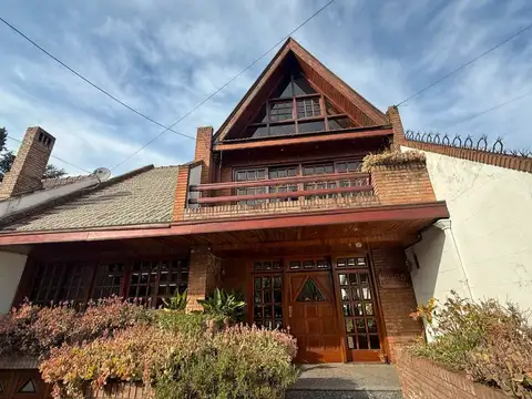 VENTA CASA 5 AMB CON PISCINA Y COCHERA - QUILMES